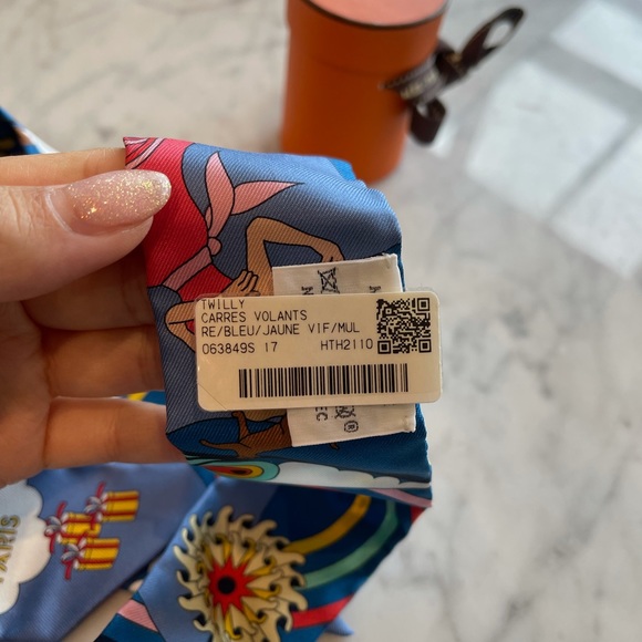 * Sold * 100% Authentic Brand New with tag Hermes Twilly - “Carres Volant” NWT - Picture 3 of 9